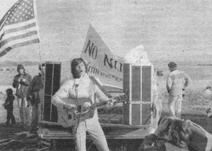 За несколько часов до начала демонстрации Дин Рид исполняет под гитару песни протеста. Миннесота, США, 1978 г.