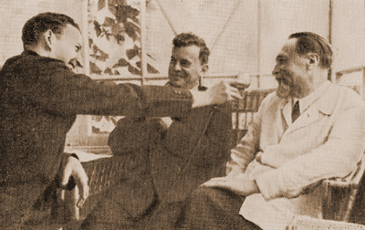 Беседа с корреспондентом американской газеты. В центре Г.М. Шнеерсон. Николина Гора, 1946 г.